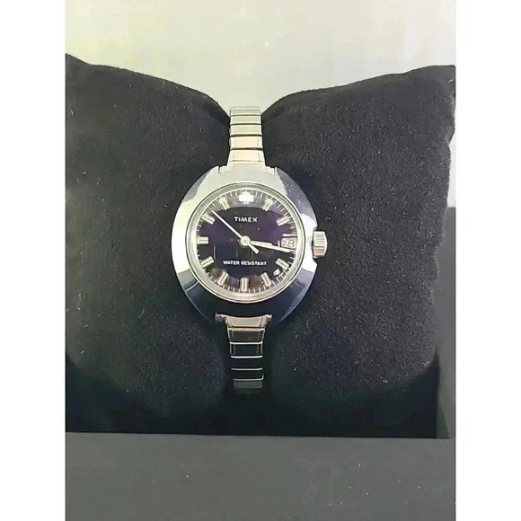 VINTAGE TIMEX ROUND MECHANICAL WIND UP WOMEN'S SILVER TONE WRIST WATCH - Picture 1 of 10